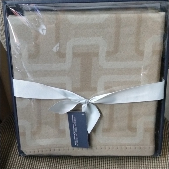 *Hudson Park Collection Lambswool/Cashmere Interlocking Jacquard Throw - Picture 3 of 4